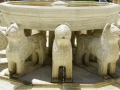 Im Löwenhof steht der von 12 steinernen Löwen getragene Springbrunnen. Selig das Auge, das diesen Garten der Schönheit sieht, kann man am Rande des Brunnens lesen.
